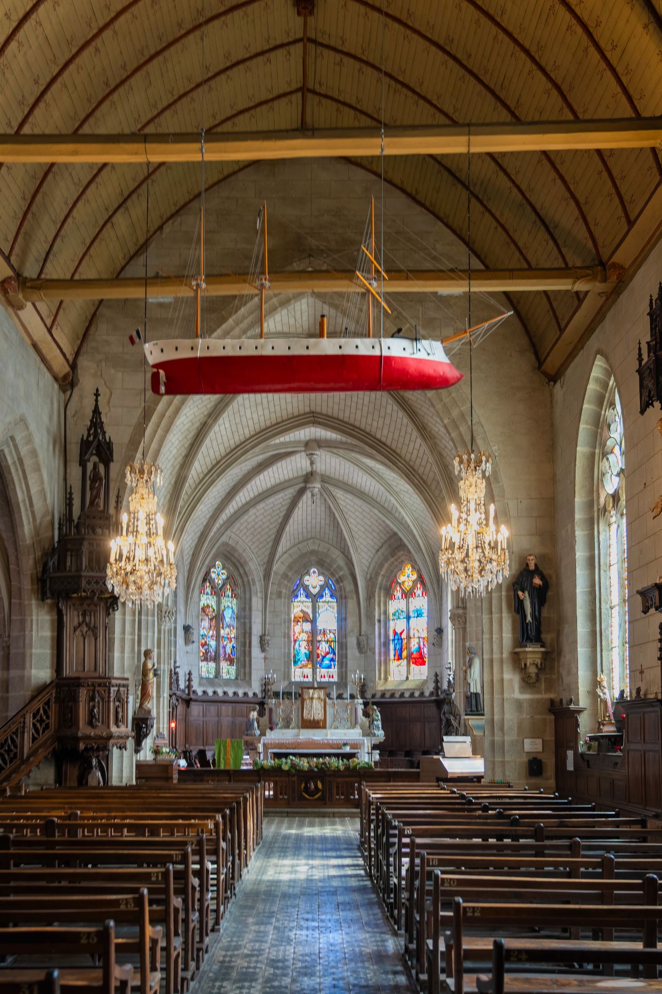 Die Église Saint-Sauveur ist eine barocke Votivkirche (17. Jh.), wurde 1886 durch Brand zerstört und wiederaufgebaut – nur das Renaissance-Portal blieb erhalten und ist denkmalgeschützt.